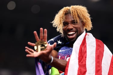 El medallista de oro, Noah Lyles, del equipo estadounidense, celebra su victoria portando la bandera nacional tras la final masculina de los 200 metros lisos, en el séptimo día del Campeonato Mundial de Atletismo Tokio. Con esta medalla de oro iguala a la leyenda jamaicana Usain Bolt. 