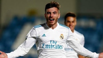 Víctor Campuzano celebra un gol con el Real Madrid-Castilla.