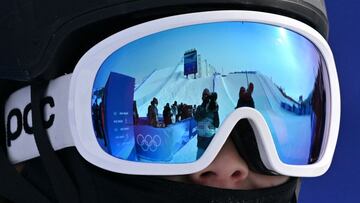Una pista de halfpipe en las gafas de una esquiadora