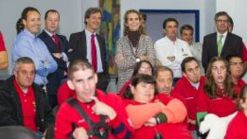 La infanta Elena de Borbón con los alumnos de la Escuela Nacional de Vela Adaptada de Sanxenxo.
