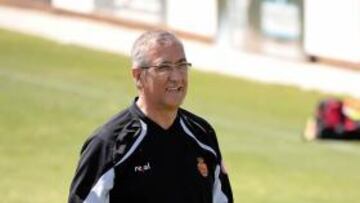 <b>MIRANDO LA CHAMPIONS. </b>Gregorio Manzano en un entrenamiento del Mallorca.