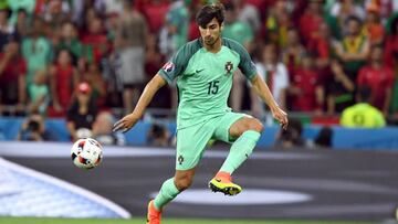 Real Madrid and Barça do battle for Valencia's André Gomes