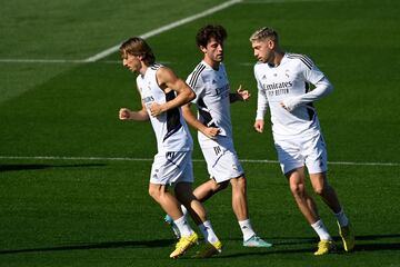 Luka Modric, Álvaro Odriozola y Federico Valverde.