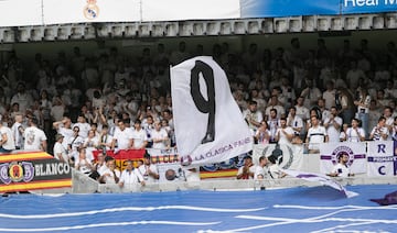 Los seguidores de Benzema se vuelcan con el delantero del Real Madrid en el que será su último partido con el equipo blanco.