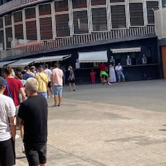 Largas colas y la web colapsada para conseguir entradas para el Valencia-Real Madrid