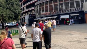 Largas colas y la web colapsada para conseguir entradas para el Valencia-Real Madrid
