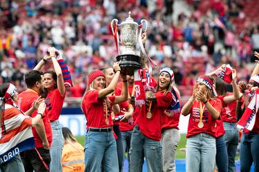 Lola Gallardo y Carmen Menayo levantan la Copa de la Reina ofreciéndola a la afición. 