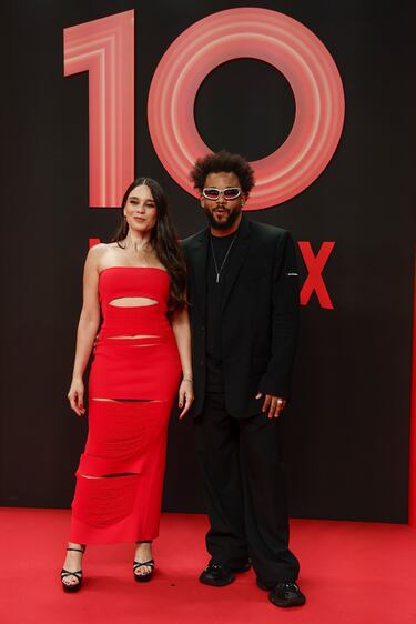 El ex futbolista Marcelo Vieira y su esposa Clarice Alves a su llegada al acto de celebración del décimo aniversario de la plataforma Netflix en España.