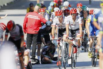 Varios miembros de la organización y compañeros de su equipo Dimension Data atienden a Mark Cavendish después de una caída múltiple durante el esprint final.