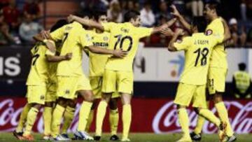 Los jugadores del Villarreal celebran el segundo gol del equipo, conseguido por Aquino, durante el partido, correspondiente a la tercera jornada de Liga en Primera División, que Osasuna y Villarreal juegan esta noche en el Estadio de El Sadar, en Pamplona.
