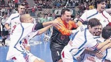 <b>ALEGRÍA INCONTENIBLE. </b>Todos los jugadores del Lobelle Santiago corren a abrazar a Pitu, que marcó el penalti que daba el título de la Copa de España a su equipo.