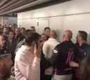 Empujones e insultos entre hinchas de Madrid y Barça