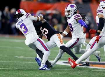 Damar Hamlin (3) de los Buffalo Bills, hace frente al receptor abierto de los Cincinnati Bengals, Tee Higgins (85). La jugada provocó que Hamlin colapsara en el campo y lo llevaran al hospital en estado crítico.