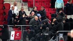 Ultras del AZ Alkmaar se enfrentan a los seguidores del West Ham en la grada visitante.