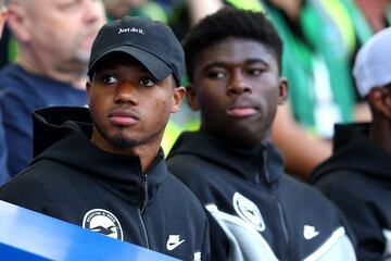 Ansu Fati, jugador del Brighton, sentado en el banquillo del Amex Stadium.