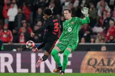 2-1. Error del Barcelona. Álex Balde y Wojciech Szczesny chocan en una mala salida del guardameta polaco y el balón le cae a Vangelis Pavlidis, que conduce hasta el área y remata a puerta vacía el segundo de las Águilas.