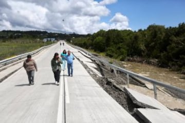 Un sismo de magnitud 7.6 en la escala de Richter se sintió a las 11:21 horas de este domingo. El epicentro fue a 67 kilómetros al noroeste de Melinka y también se percibió en las regiones del Biobío, La Araucanía, Los Ríos y Aysén. Varias carreteras quedaron dañadas