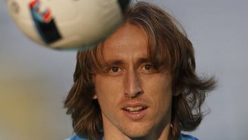 Modric, capitán y titular de una Croacia que se juega el pase