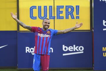 El lateral derecho brasileño Dani Alves vuelve a la que fue su casa y ha sido presentado de nuevo en el Camp Nou.  El brasileño se mostró exultante durante su acto.