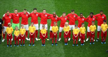 Los jugadores ingleses escuchan el himno nacional inglés.