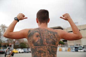 Imágenes de esta mañana frente al Camp Nou de un aficionado con el rostro de Leo Messi tatuado en su omóplato izquierdo. Rivaldo, Ronaldinho o Iniesta se encuentran representados en un mural coral con mucha historia culé.