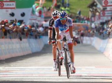 Thibaut Pinot yTom Dumoulin llegan a meta.