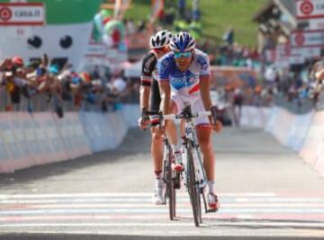 Thibaut Pinot yTom Dumoulin llegan a meta. 