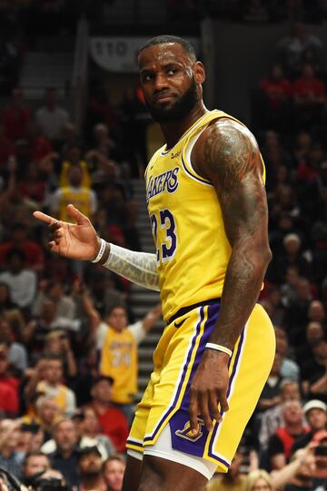 LeBron James debuta con los Lakers con derrota