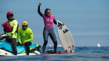 La surfista vasca Nadia Erostarbe, en neopreno y licra rosa así como su tabla de surf, levanta el puño desde un jet ski tras la victoria conseguida en el Heroes de Mayo Iquique Pro, QS1500 de la World Surf League (WSL).
