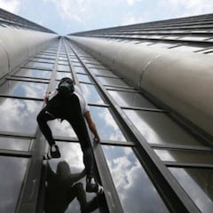 El Spiderman francés escala sin arnés un edificio de 185 metros