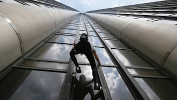 Alain Robert, el Spiderman franc&eacute;s, ha escalado sin arn&eacute;s un edificio de 185 metros de Par&iacute;s para apoyar la liberaci&oacute;n de Jacqueline Sauvage, condenada por matar a su marido despu&eacute;s de sufrir violencia sexista 47 a&ntilde;os.