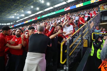 El enfrentamiento entre los aficionados de ambas selecciones se dio en una de las tribunas del Signal Iduna Park, donde Turquía se impuso 3-1 en la primera fecha del Grupo F.