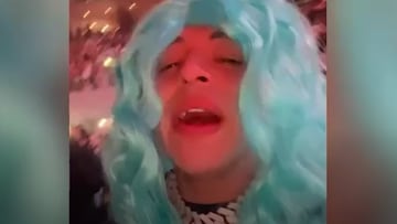 Eduin Caz se pone peluca azul en concierto de Karol G