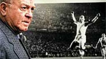 <b>UNA LEYENDA.</B> Di Stéfano posa ante la foto de celebración de uno de sus goles.
