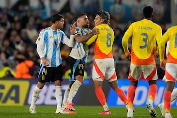 Durante los noventa minutos del encuentro se pudo apreciar la 'batalla' que ten¨ªan ambos jugadores. Esto desencaden¨® en un fuerte pique al finalizar el encuentro. Otamendi le dijo: "S¨¢cate la vincha bobo" y el jugador de la selecci¨®n colombiana le respondi¨®: "Est¨¢s viejo. Cierra el c..., bobo. Est¨¢s viejo, no te da ni para correr".