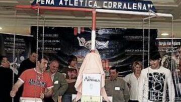 <b>EN LA BÁSCULA. </b>Kun se subió varias veces para medirse y pesarse. En la imagen se mide su altura en quesos.