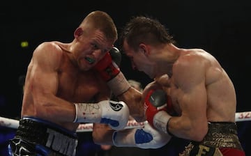 Terry Flanagan y Petr Petrov intercambian golpes en el último asalto.
