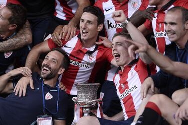 El 17 de agosto de 2015 el Athletic ganó la Supercopa de España ante el Barcelona. A pesar de estar de baja por la grave lesión de rodilla. Muniain viajó con el equipo y celebró el triunfo athleticzale.