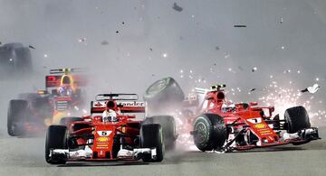 Verstappen toca a Raikkonen y 谷ste se lleva por delante a Vettel que sigue a duras penas. La inercia del Ferrari del finland谷s hace un recto en la primera curva y se atropella al Mclaren de Alonso que se puso 3? en la salida.
