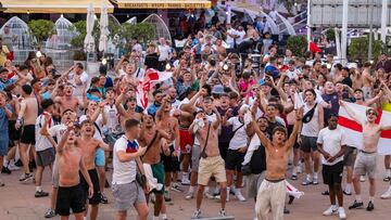 CALVIA, 06/07/2024.- Varias personas siguen el partido de la Eurocopa que disputan Inglaterra y Suiza, en Magaluf, este s¨¢bado. EFE/CATI CLADERA