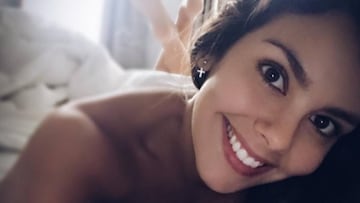 Cristina Pedroche tumbada desnuda boca abajo en la cama en una foto de su cuenta de Instagram