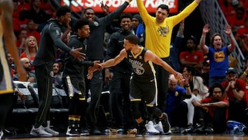 Stephen Curry celebra con sus compa&ntilde;eros de banquillo una canasta durante el New Orleans Pelicans-Golden State Warriors.