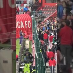 ¡Ratero! Grabaron a aficionado del América que le robó el jersey de Óscar Jiménez a un niño