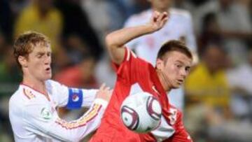 <b>EMPUJÓN. </b>Alex intenta quitar el balón al turco Iravul.