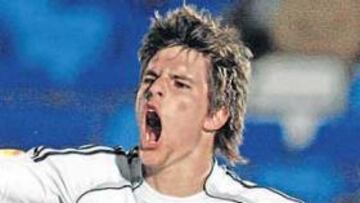 Adrián logró un gol de bandera en el 8'