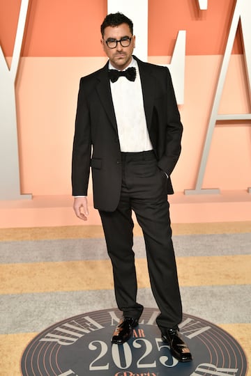 Dan Levy posa en la alfombra roja de la de la fiesta de los Oscar 2025 de Vanity Fair celebrada en Beverly Hills.