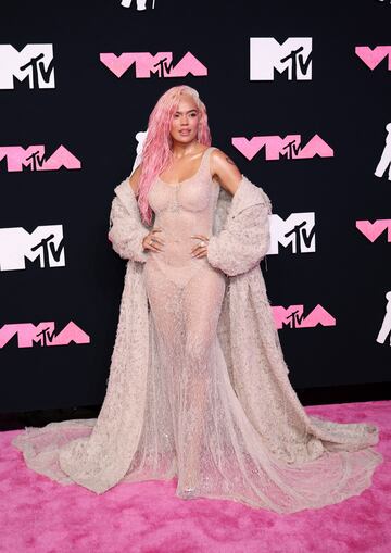 La cantante, compositora y productora​ colombiana, Karol G, en la alfombra roja de los MTV Video Music Awards 2023.