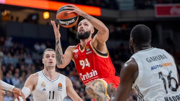 Evan Fournier, ante Hezonja y Garuba en el duelo de esta temporada en el Movistar Arena.