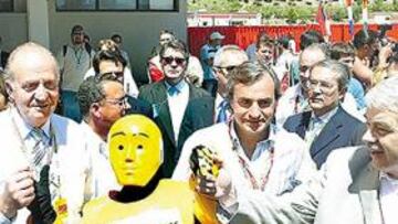 Don Juan Carlos, Carlos Sainz y Pascual Maragall juegan con un 'dummy' del RACC.
