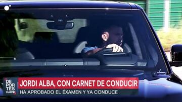 La llegada al entrenamiento en coche conduciendo de Jordi Alba en su primer día con carnet
